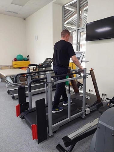 Реабилитационная беговая дорожка SPIRIT LW850 by DYACO (восстановление после инсульта