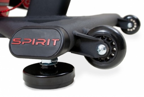 Тренажер оснащен компенсаторами неровностей пола и транспортировочными роликами