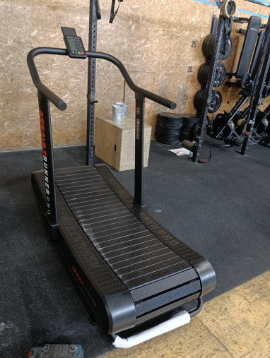 Беговая дорожка Assault Runner Pro (модель 2026) с изогнутым беговым полотном гусеничного типа Беговая дорожка Assault Runner Pro (модель 2026) с изогнутым беговым полотном гусеничного типа