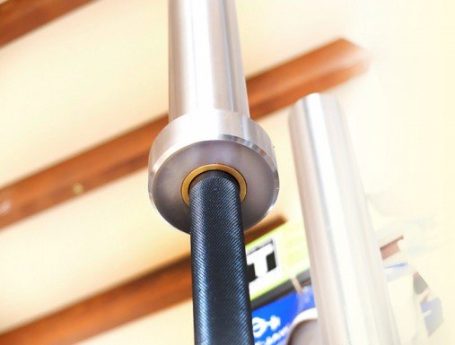 Гриф для кроссфита ZULU двуцветный до 679 кг без центральной насечки OFT