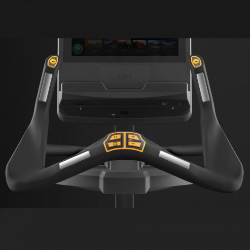 Вертикальный велотренажер Matrix Performance. Консоль Touch