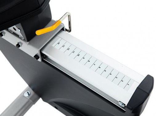 Сидение регулируется по горизонтали. Регулируемая спинка.